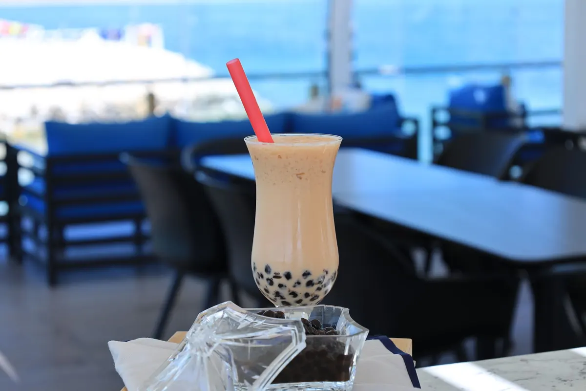 The Rise of Bubble Tea in Western Cafés: What It Means for Traditional Tea Shops